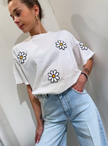 Shop Online T-shirt ampia bianca con patch margherite Vicolo