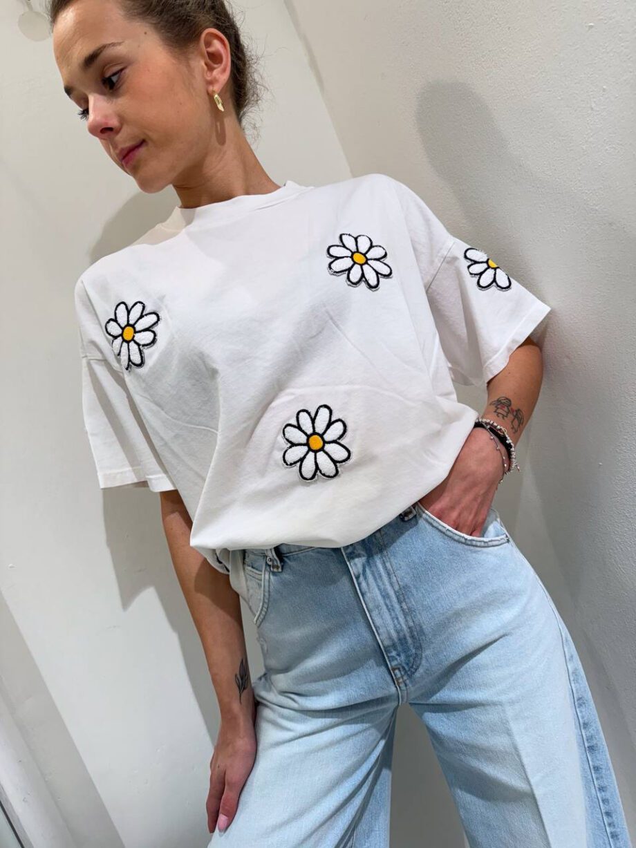 Shop Online T-shirt ampia bianca con patch margherite Vicolo