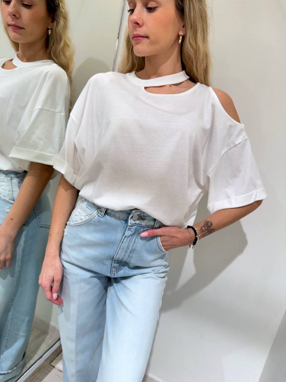 Shop Online T-shirt ampia bianca cut out Vicolo
