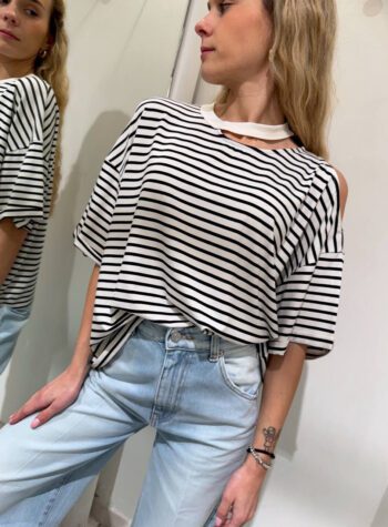 Shop Online T-shirt ampia a righe bianca e nera cut out Vicolo