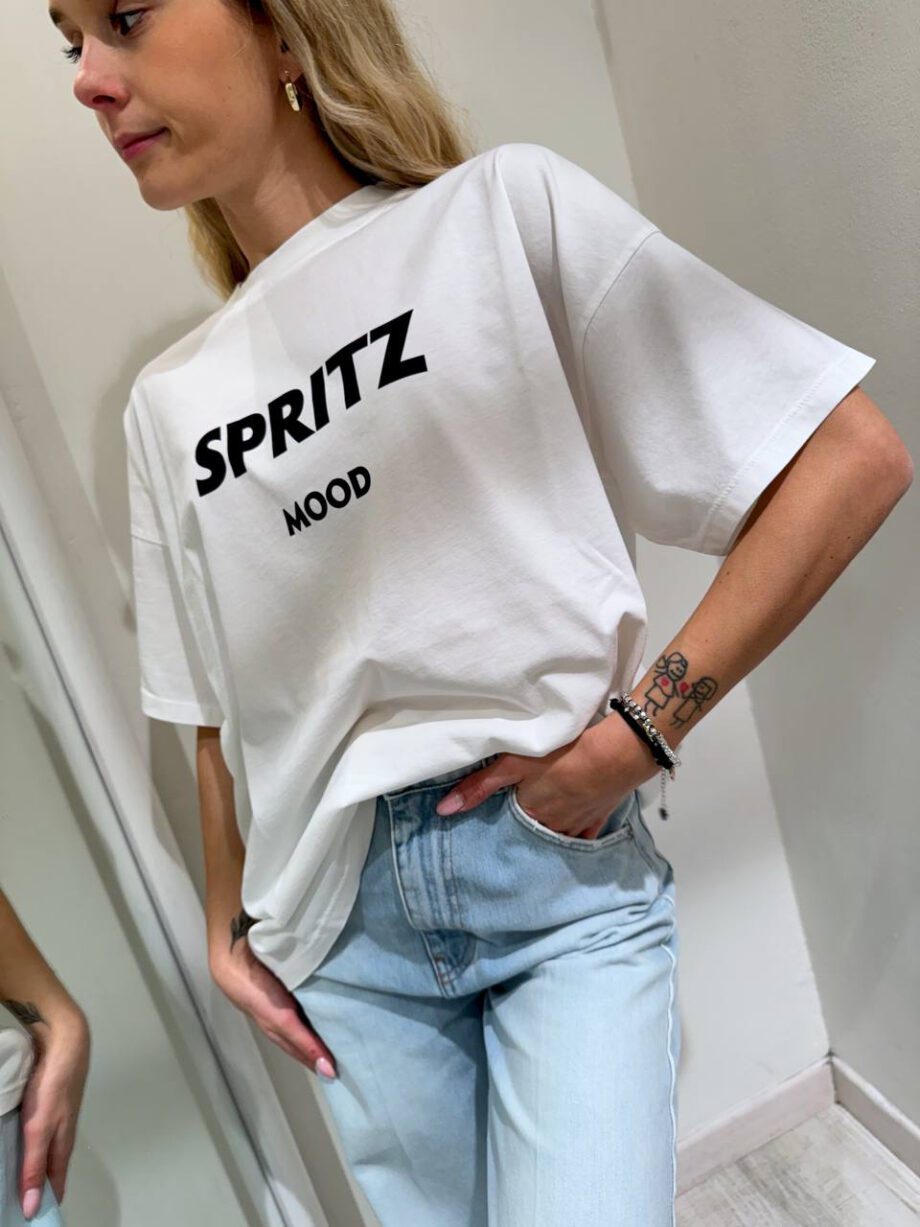 Shop Online T-shirt ampia bianca con stampa scritta Vicolo