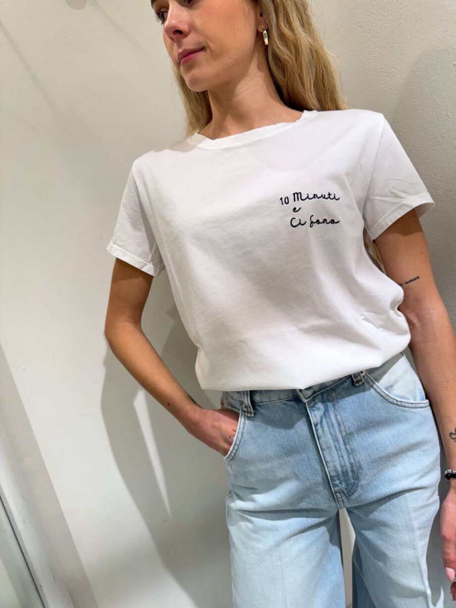 Shop Online T-shirt bianca ricamo "10 minuti e ci sono" Vicolo