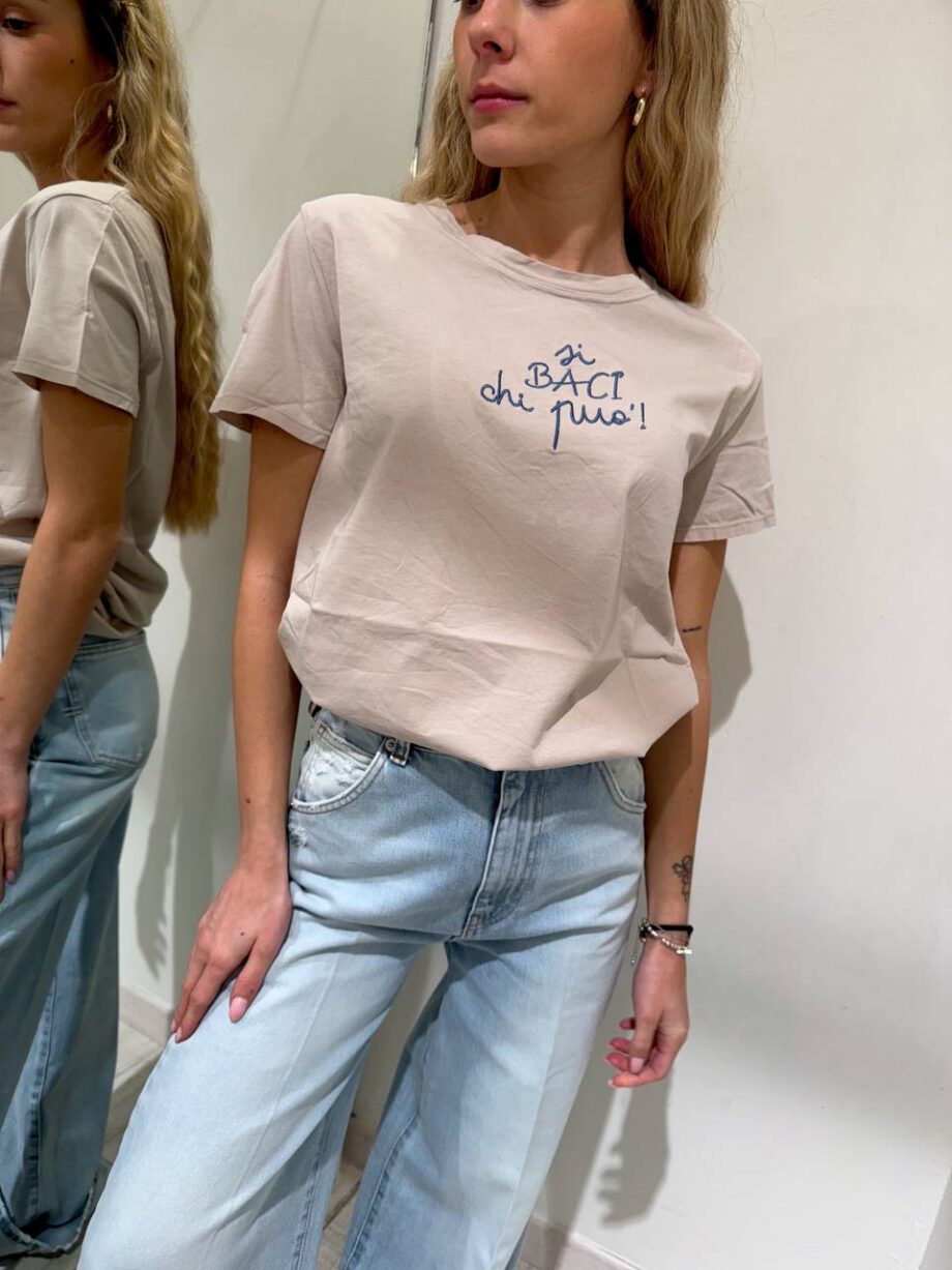 Shop Online T-shirt tortora ricamo “Si baci chi può!” Vicolo