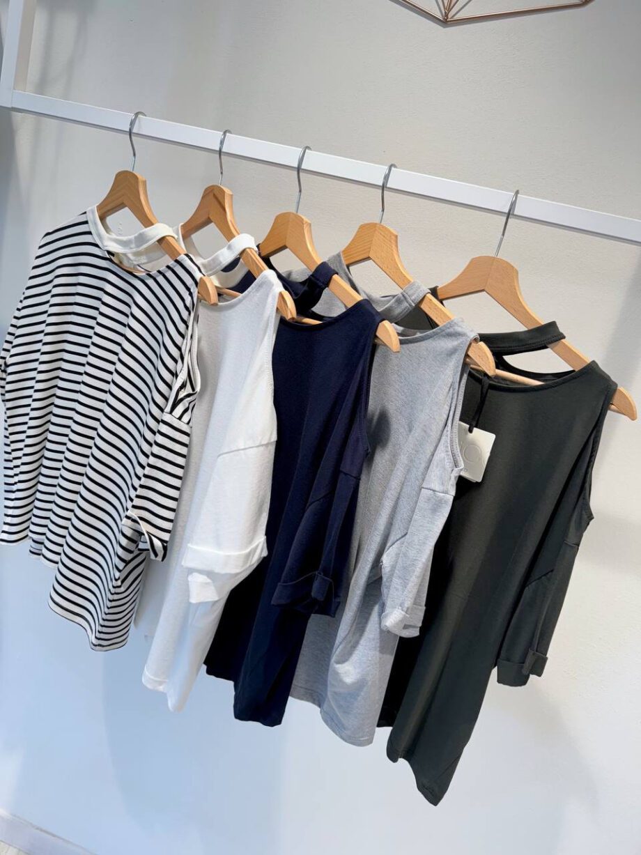 Shop Online T-shirt ampia a righe bianca e nera cut out Vicolo