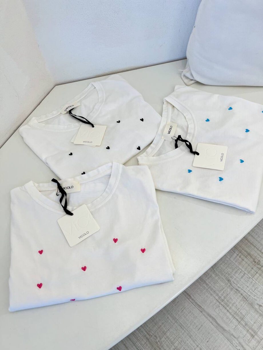 Shop Online T-shirt bianca ricami cuori neri Vicolo