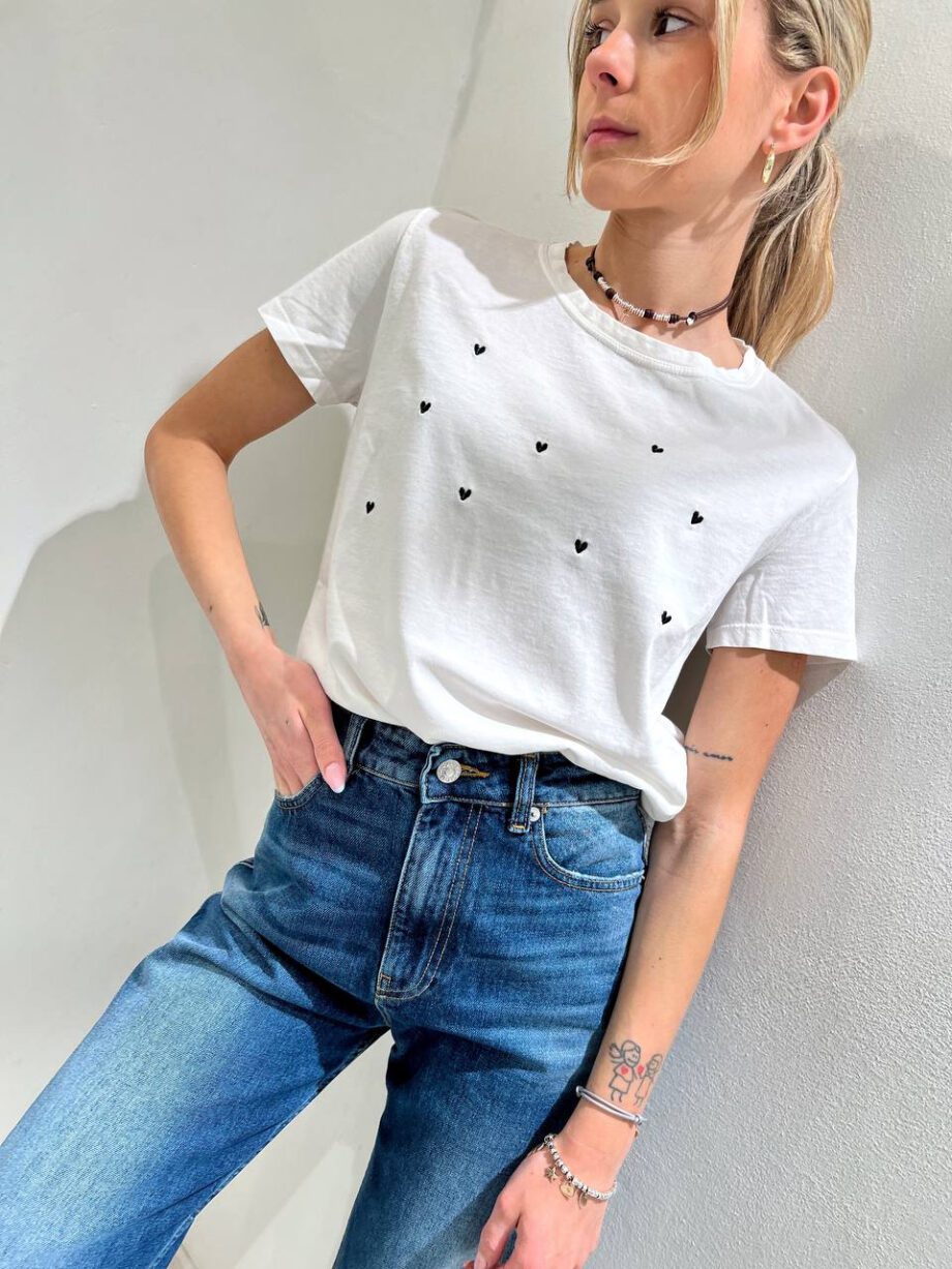 Shop Online T-shirt bianca ricami cuori neri Vicolo