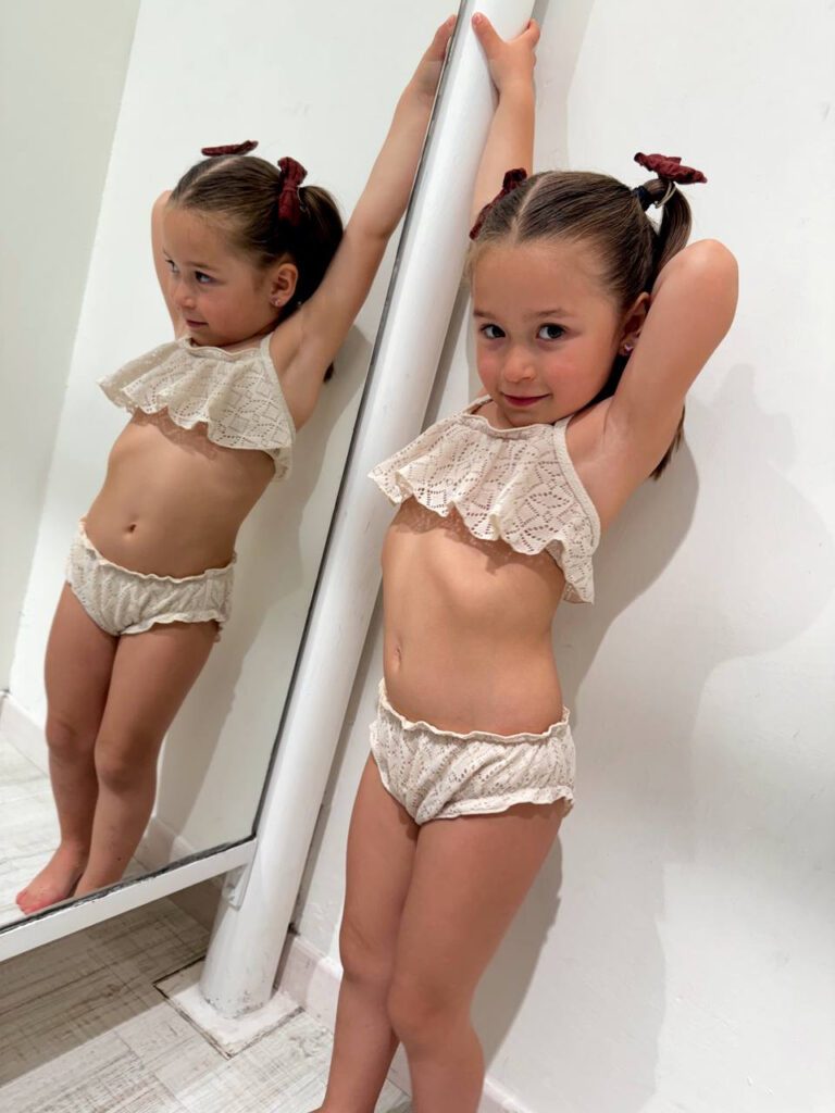 Costume due pezzi in pizzo sangallo beige Lil' Atelier Shop Online Costume due pezzi in pizzo sangallo beige Lil' Atelier