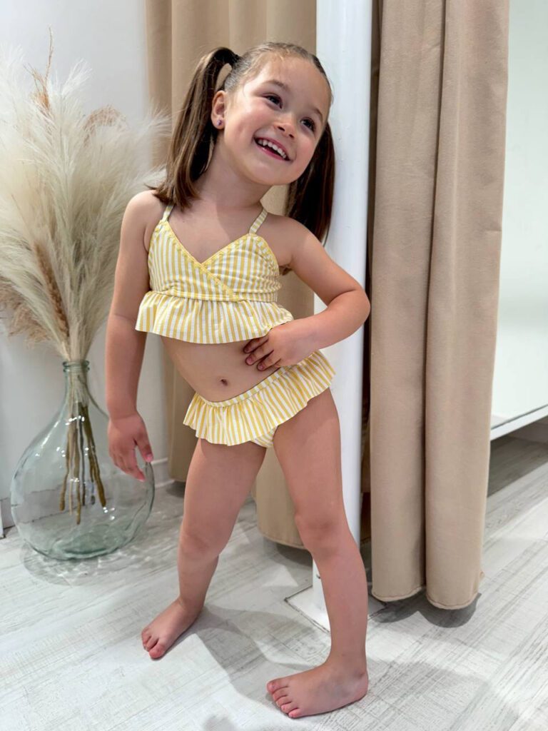 Costume due pezzi a righe giallo e bianco Lil' Atelier Shop Online Costume due pezzi a righe giallo e bianco Lil' Atelier