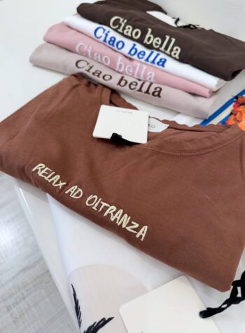 Shop Online T-shirt basic cioccolato ricamo "relax ad oltranza" Vicolo