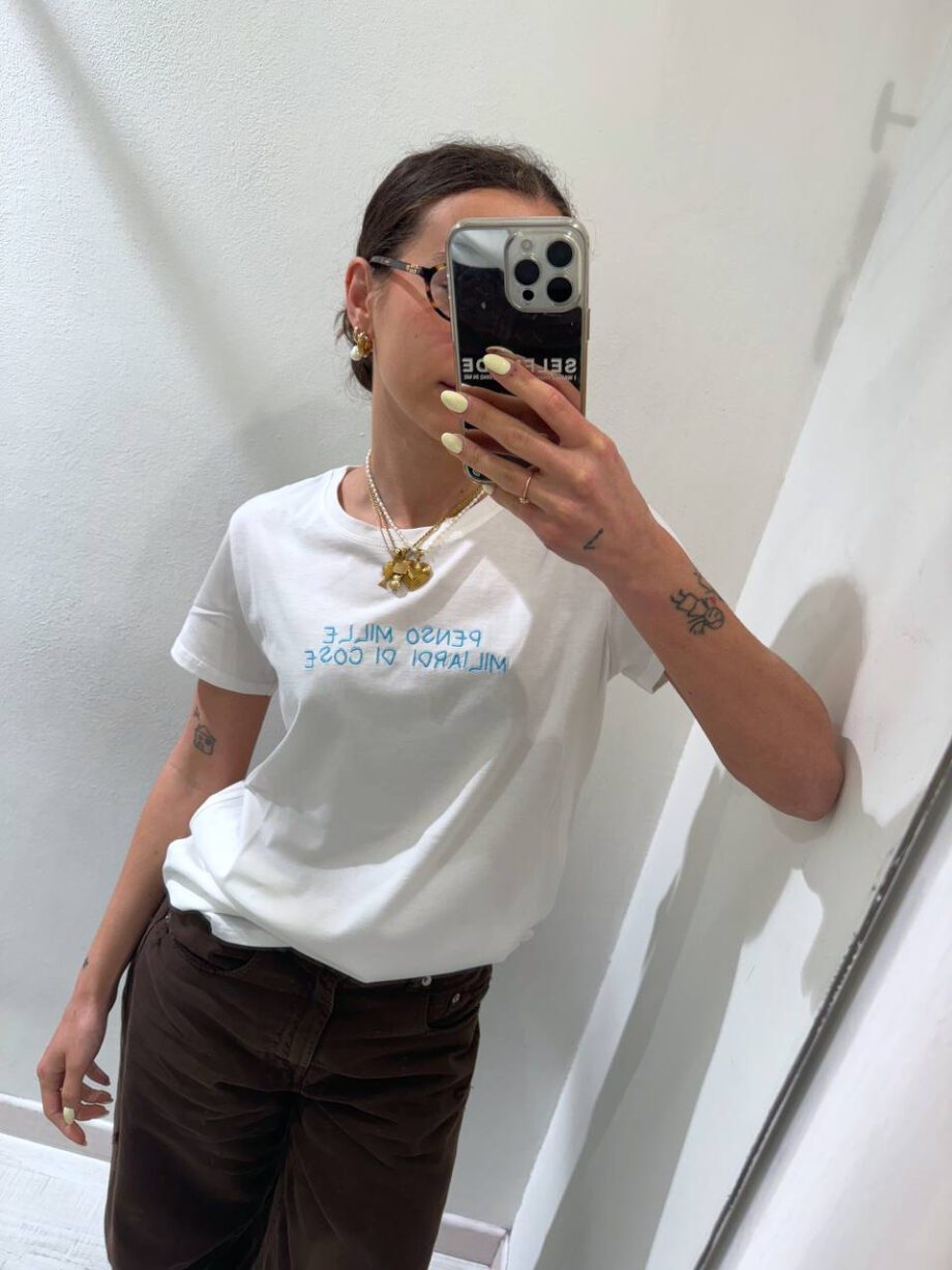 Shop Online T-shirt basic bianca ricamo "penso mille miliardi di cose" Vicolo