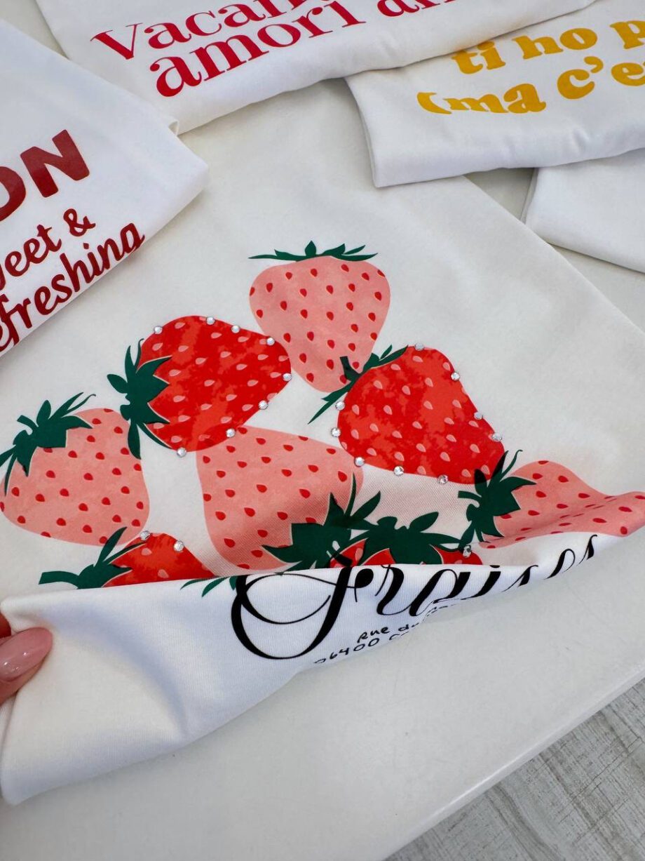 Shop Online T-shirt bianca oversize fragole e strass Vicolo