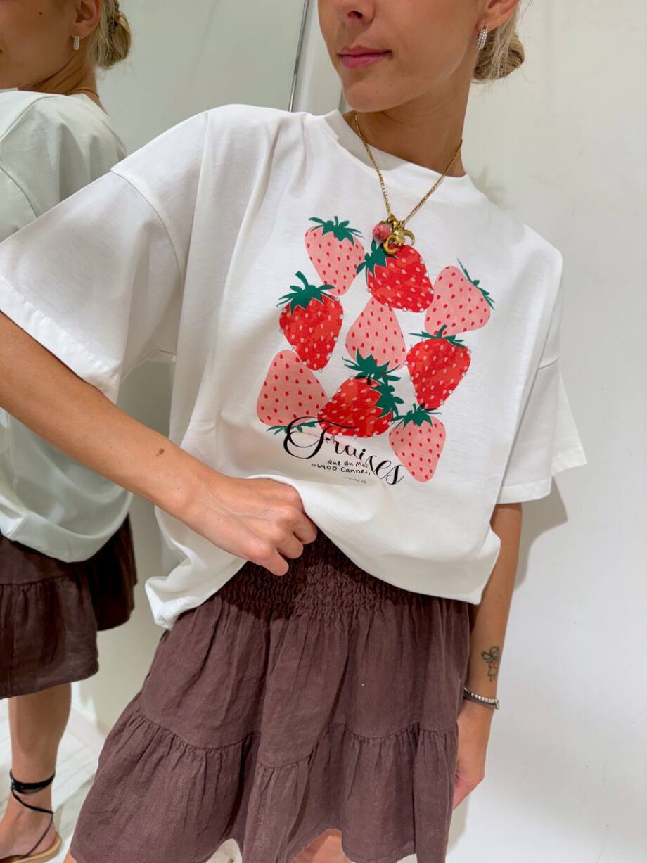 Shop Online T-shirt bianca oversize fragole e strass Vicolo