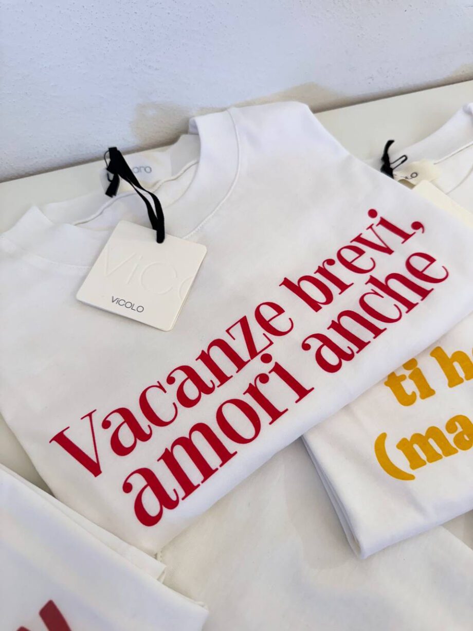 Shop Online T-shirt bianca oversize "Vacanze brevi.." Vicolo