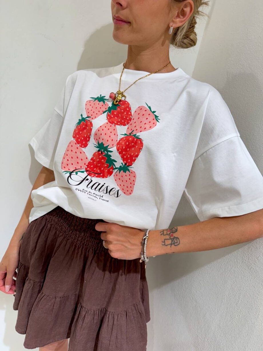 Shop Online T-shirt bianca oversize fragole e strass Vicolo