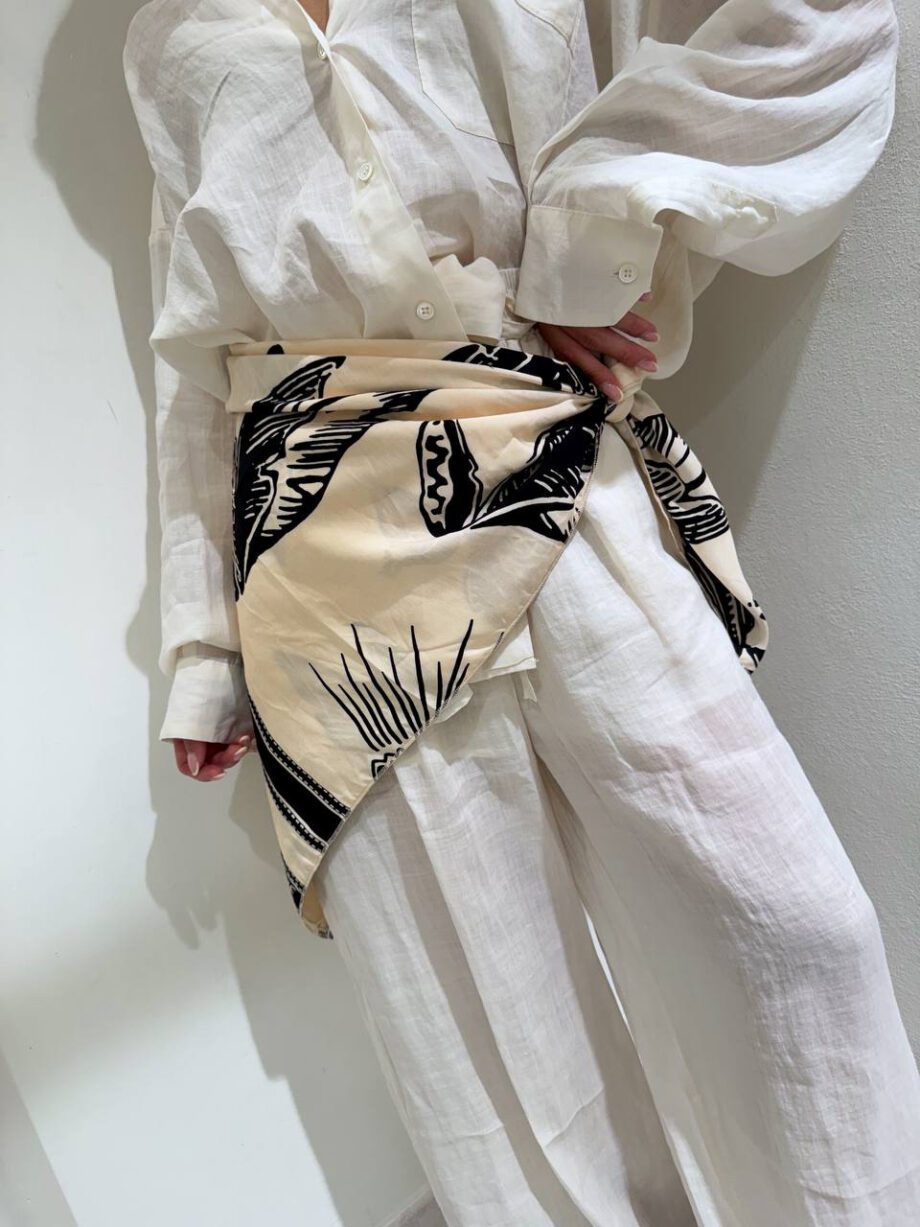 Shop Online Foulard fantasia floreale burro e nero HaveOne