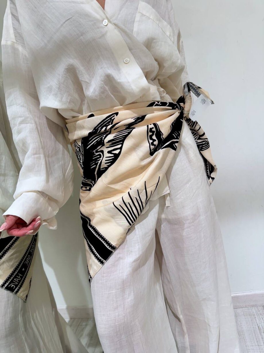 Shop Online Foulard fantasia floreale burro e nero HaveOne