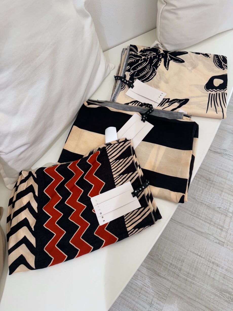 Shop Online Foulard fantasia geometrica burro nero e rosso HaveOne