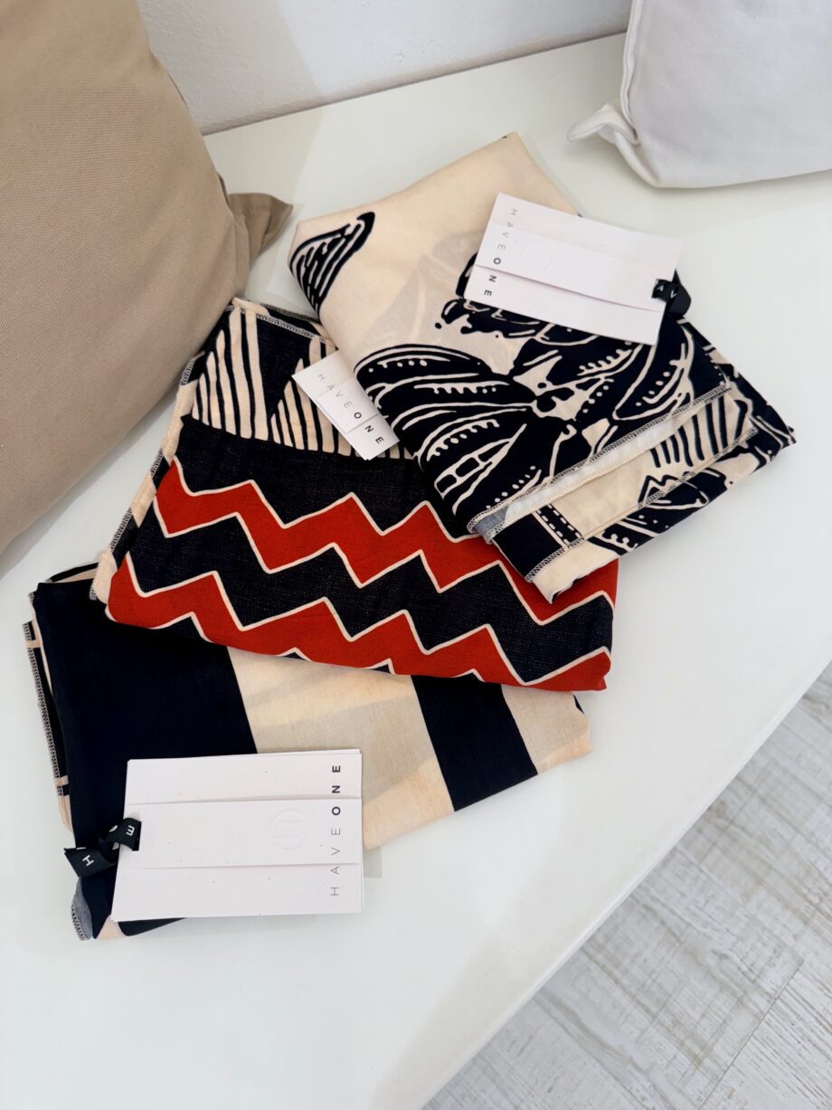 Shop Online Foulard fantasia geometrica burro nero e rosso HaveOne