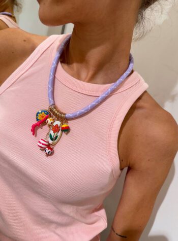 Shop Online Collana in corda fucsia con mix charm