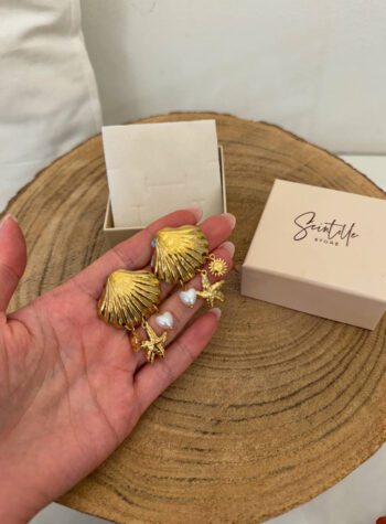 Shop Online Orecchini conchiglia dorata con charm