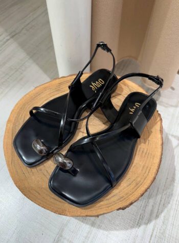 Shop Online Sandalo nero in gomma con anello Ovyè