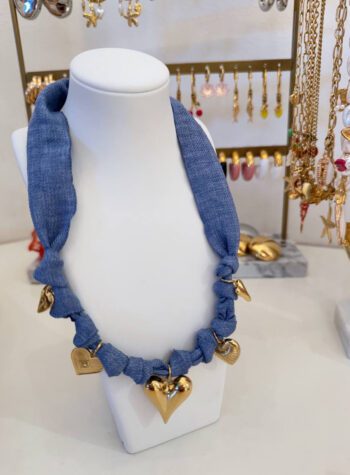 Shop Online Collana in tessuto lilla con charm