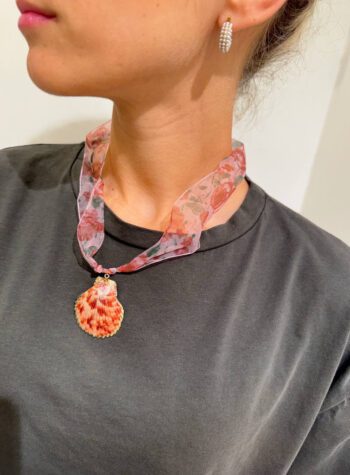 Shop Online Collana in tessuto floreale con charm sole