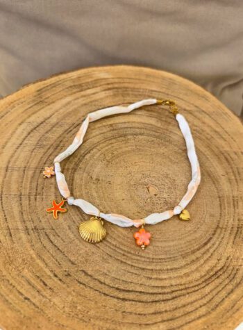 Shop Online Collana in tessuto bianco e arancio con charm