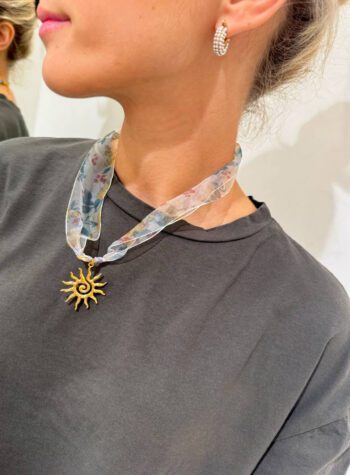 Shop Online Collana in tessuto floreale con charm sole