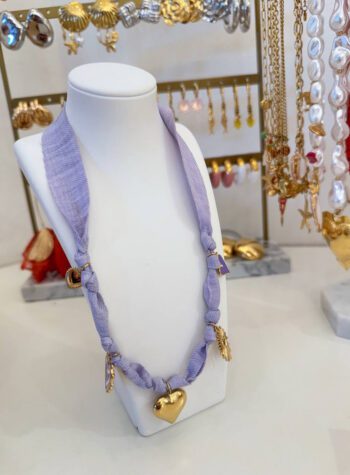 Shop Online Collana in tessuto lilla con charm