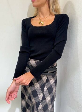 Shop Online Maglia nera costine scollo madonna HaveOne
