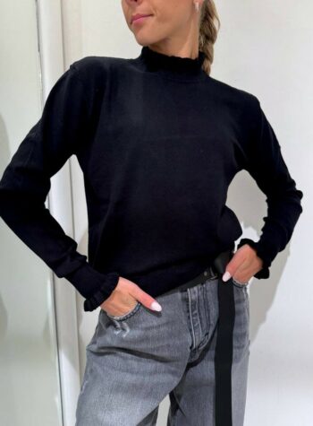 Shop Online Maglia nera con collo rouches HaveOne