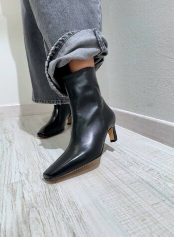 Shop Online Stivaletto nero con tacco Ovyè