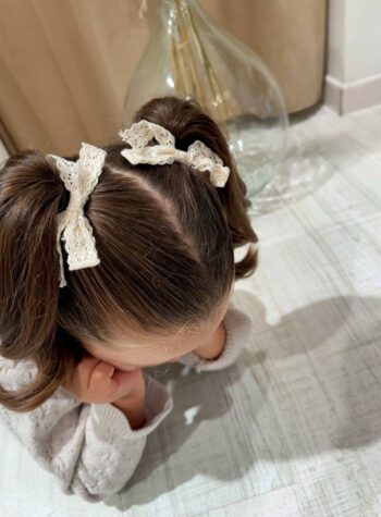 Shop Online Fermagli burro con fiocco in pizzo Lil' Atelier