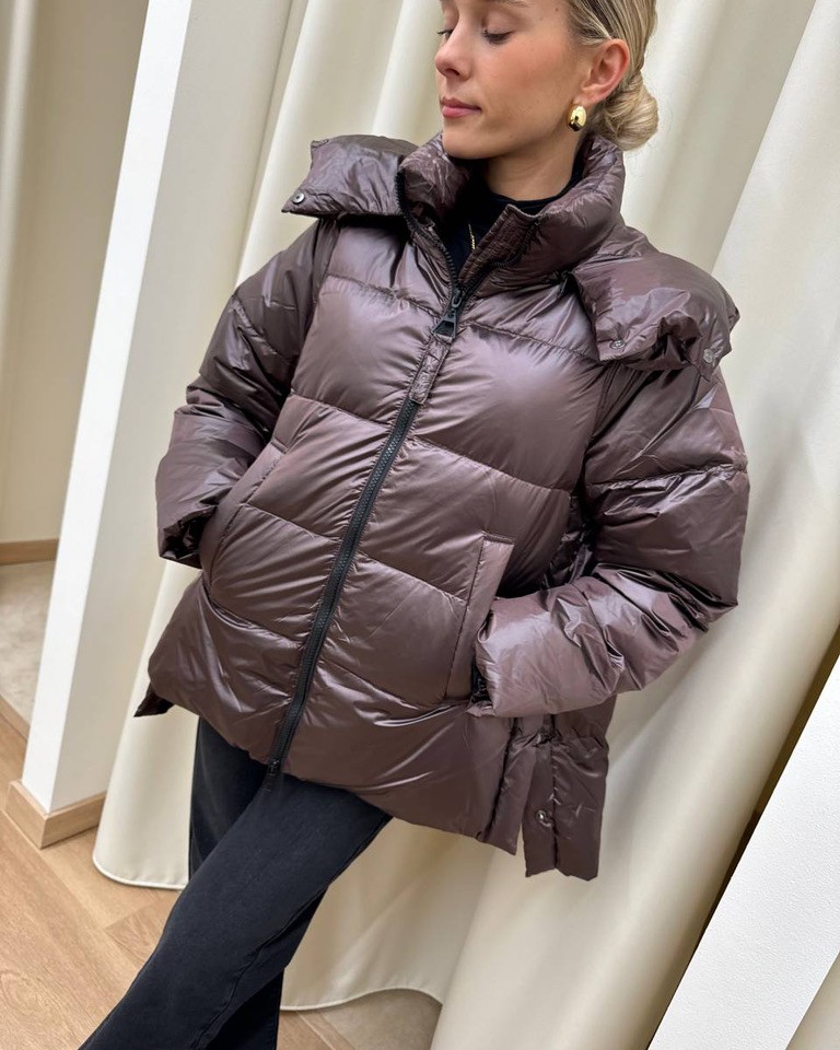Piumino oversize cioccolato con cappuccio e spacchi HaveOne Shop Online Piumino oversize cioccolato con cappuccio e spacchi HaveOne