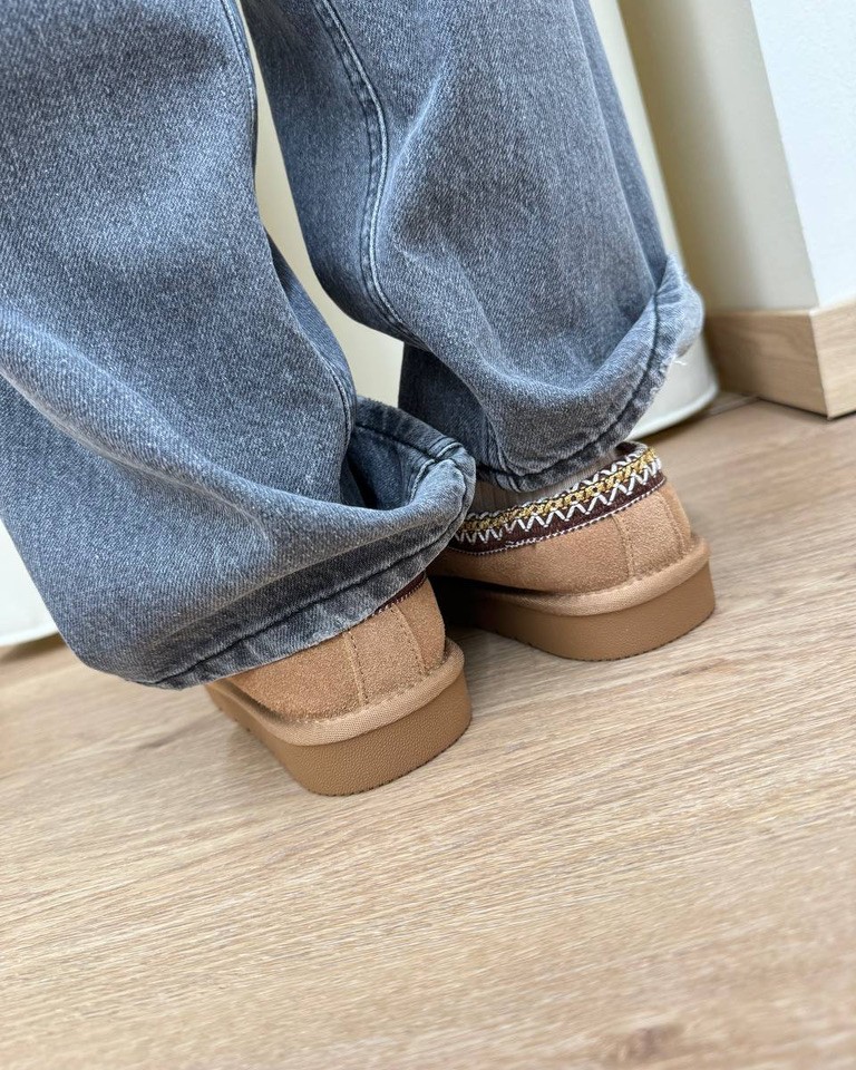 Sabot in suede camel bordatura ricamata Ovyè Shop Online Sabot in suede camel bordatura ricamata Ovyè