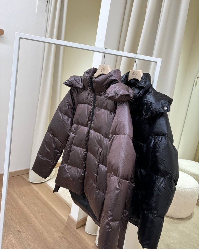 Piumino oversize cioccolato con cappuccio e spacchi HaveOne Shop Online Piumino oversize cioccolato con cappuccio e spacchi HaveOne