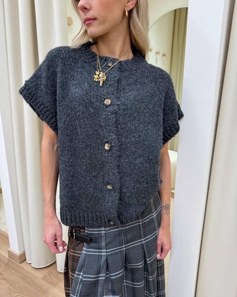 Cardigan smanicato oversize in maglia inglese antracite Vicolo Shop Online Cardigan smanicato oversize in maglia inglese antracite Vicolo