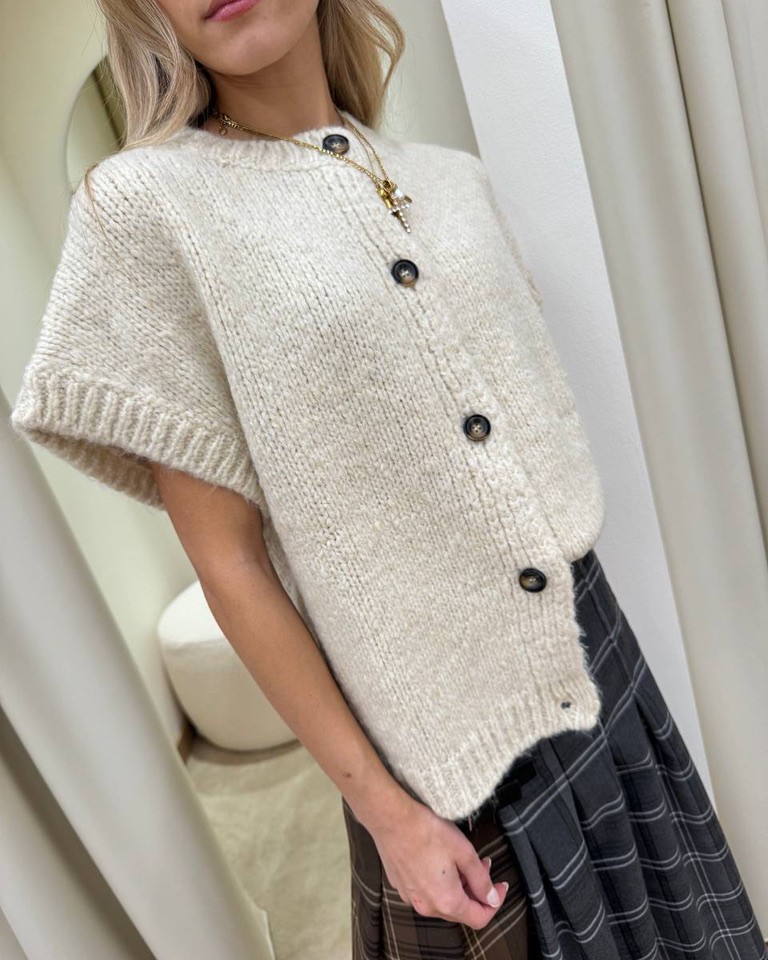 Cardigan smanicato oversize in maglia inglese burro Vicolo Shop Online Cardigan smanicato oversize in maglia inglese burro Vicolo