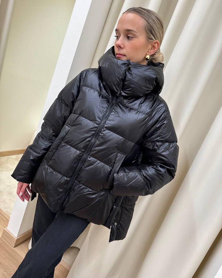 Piumino oversize nero con cappuccio e spacchi HaveOne Shop Online Piumino oversize nero con cappuccio e spacchi HaveOne