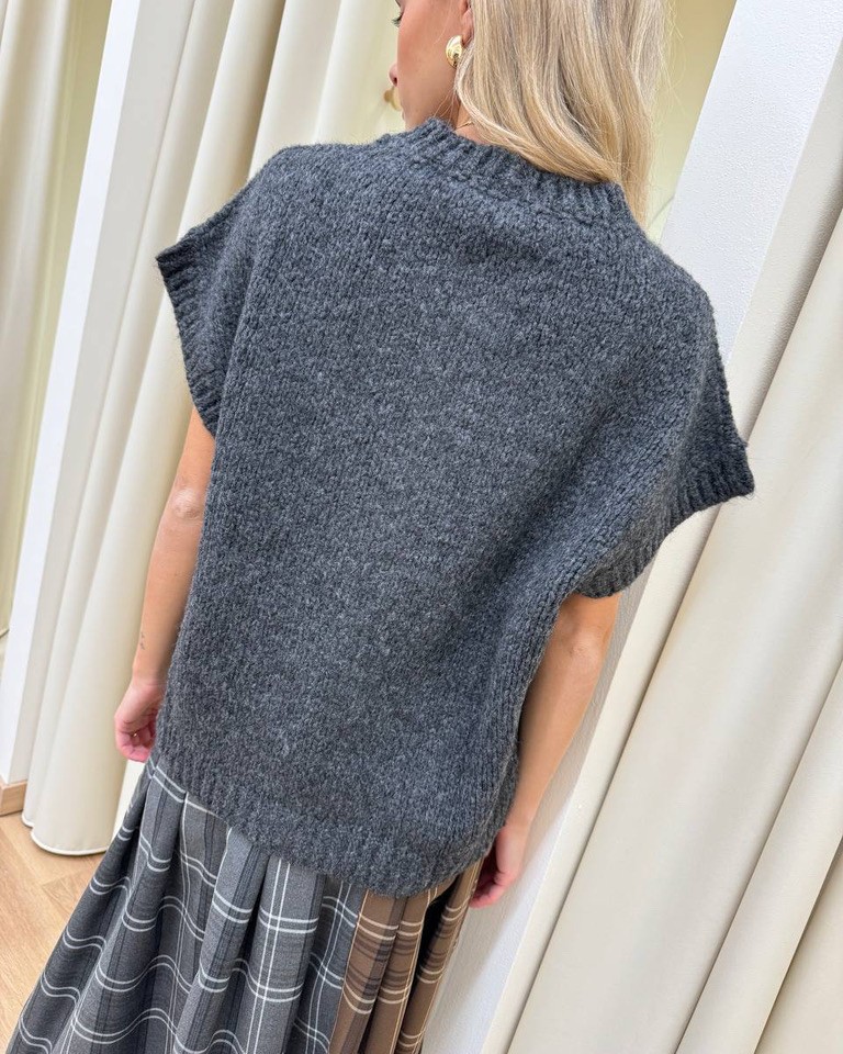 Cardigan smanicato oversize in maglia inglese antracite Vicolo Shop Online Cardigan smanicato oversize in maglia inglese antracite Vicolo