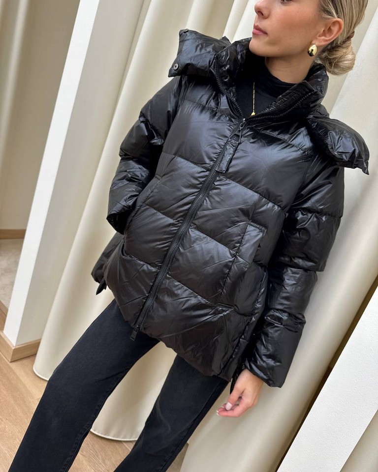 Piumino oversize nero con cappuccio e spacchi HaveOne Shop Online Piumino oversize nero con cappuccio e spacchi HaveOne