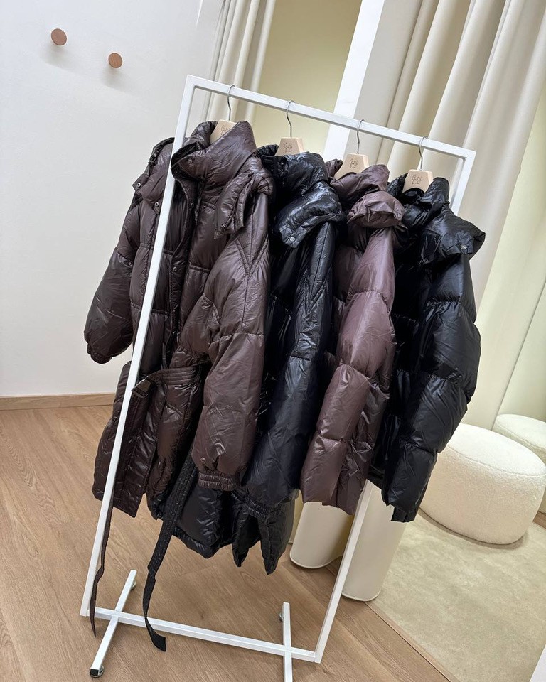 Piumino oversize cioccolato con cappuccio e spacchi HaveOne Shop Online Piumino oversize cioccolato con cappuccio e spacchi HaveOne
