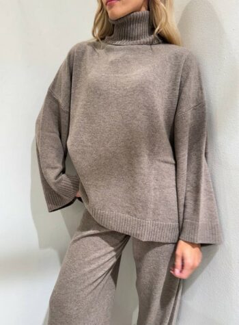 Shop Online Maglione over collo alto tortora Kontatto