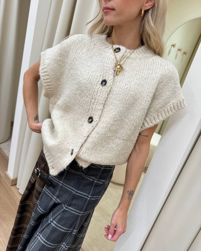 Cardigan smanicato oversize in maglia inglese burro Vicolo Shop Online Cardigan smanicato oversize in maglia inglese burro Vicolo