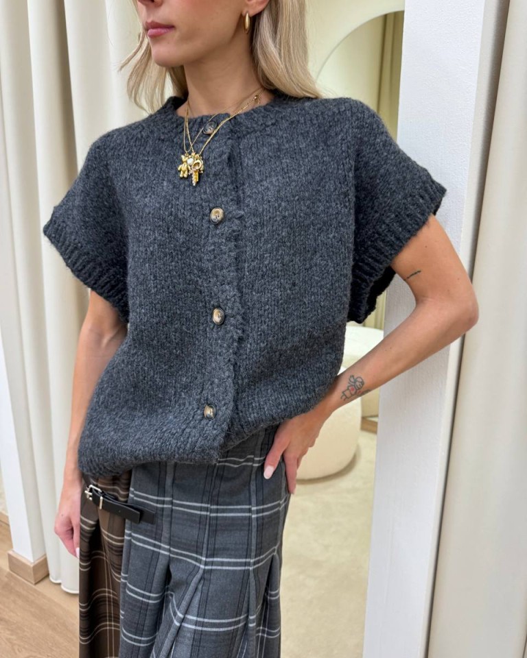 Cardigan smanicato oversize in maglia inglese antracite Vicolo Shop Online Cardigan smanicato oversize in maglia inglese antracite Vicolo