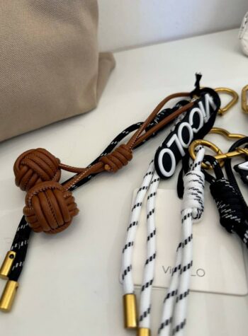 Shop Online Charm cioccolato con corde e logo Vicolo