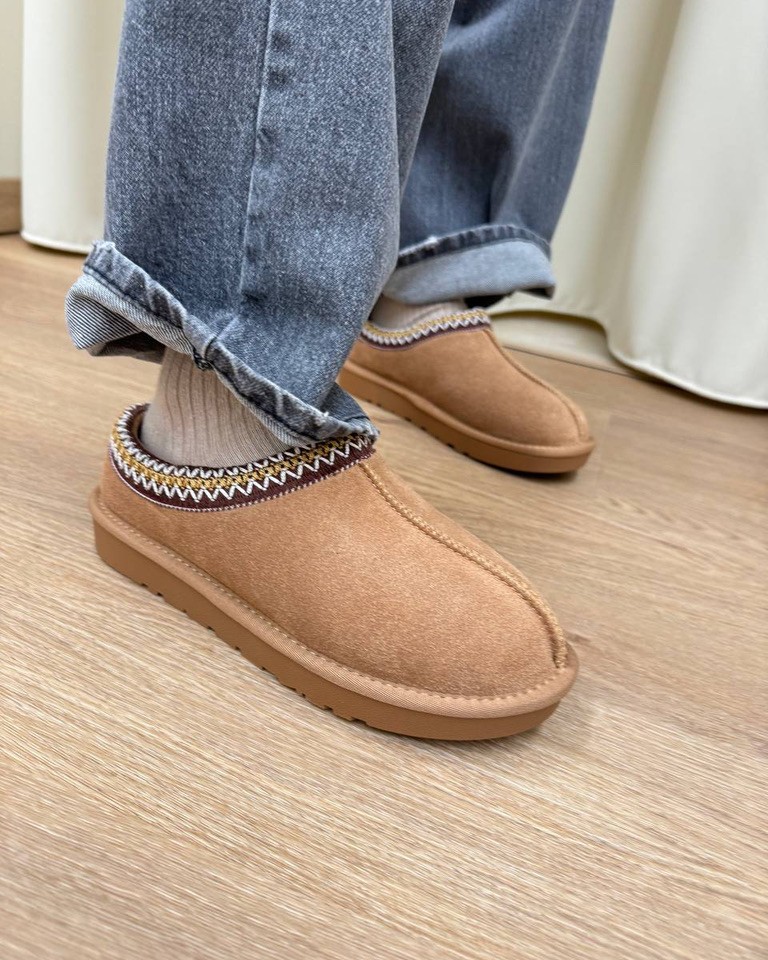 Sabot in suede camel bordatura ricamata Ovyè Shop Online Sabot in suede camel bordatura ricamata Ovyè