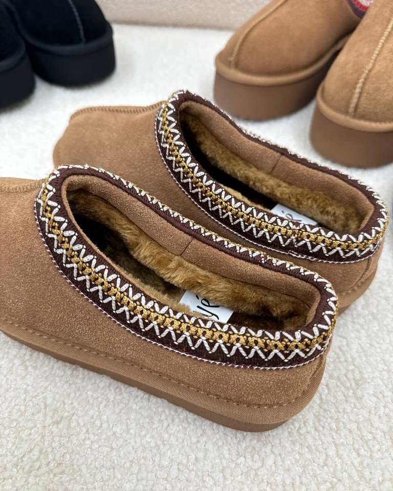 Sabot in suede camel bordatura ricamata Ovyè Shop Online Sabot in suede camel bordatura ricamata Ovyè