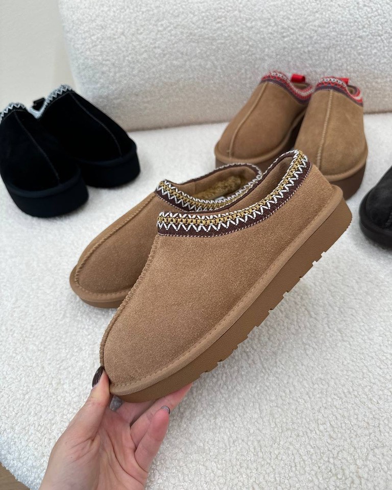 Sabot in suede camel bordatura ricamata Ovyè Shop Online Sabot in suede camel bordatura ricamata Ovyè